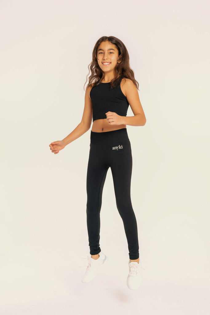 Black seamless top with ribbed details. Available in size 6-14 years old. Designed in Sweden and made of sustainable materials. Perfect for physical activities. 