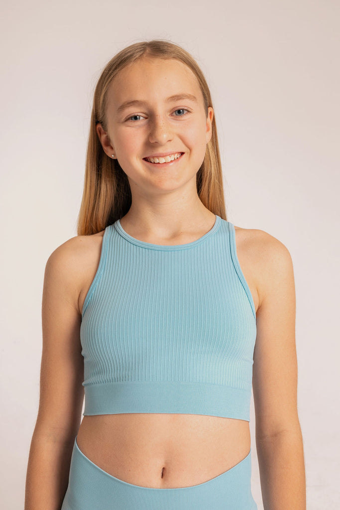 Blue seamless top with ribbed details. Available in size 6-14 years old. Designed in Sweden and made of sustainable materials. Perfect for gymnastics or other sports. 