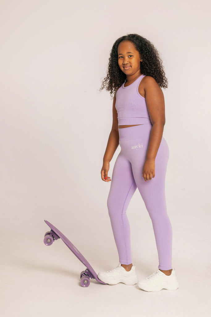 Purple leggings with ribbed details for girls with high waist. Available in size 6-14 years old. Designed in Sweden and made of sustainable materials. 
