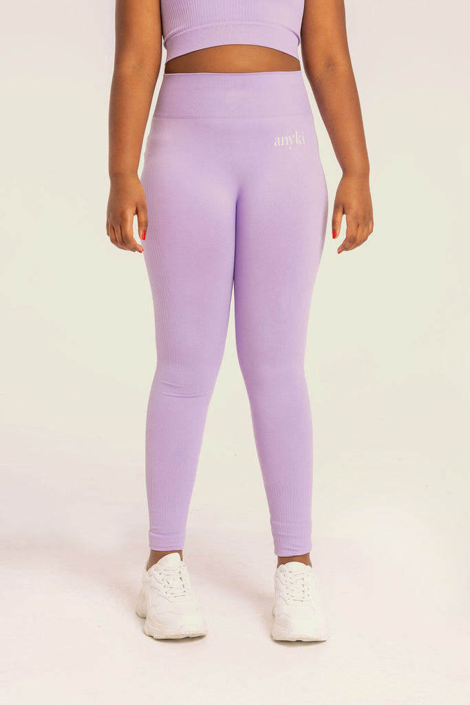 Purple seamless leggings with ribbed details for girls with high waist. Available in size 6-14 years old. Designed in Sweden and made of sustainable materials. 