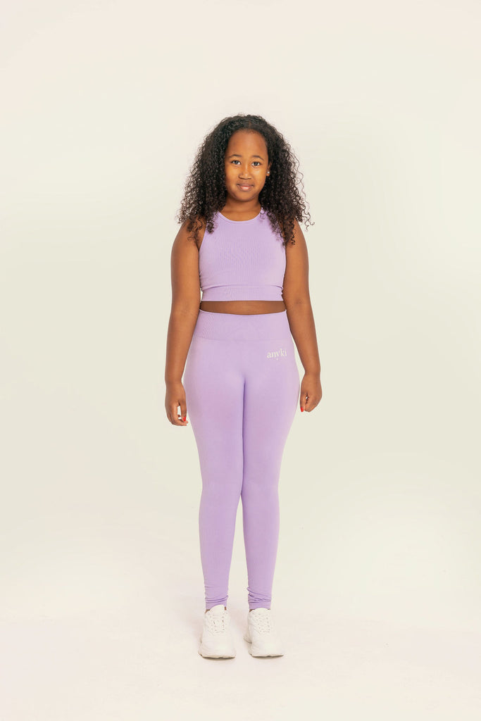 Purple seamless tights with ribbed details for girls with high waist. Available in size 6-14 years old. Designed in Sweden and made of sustainable materials. 