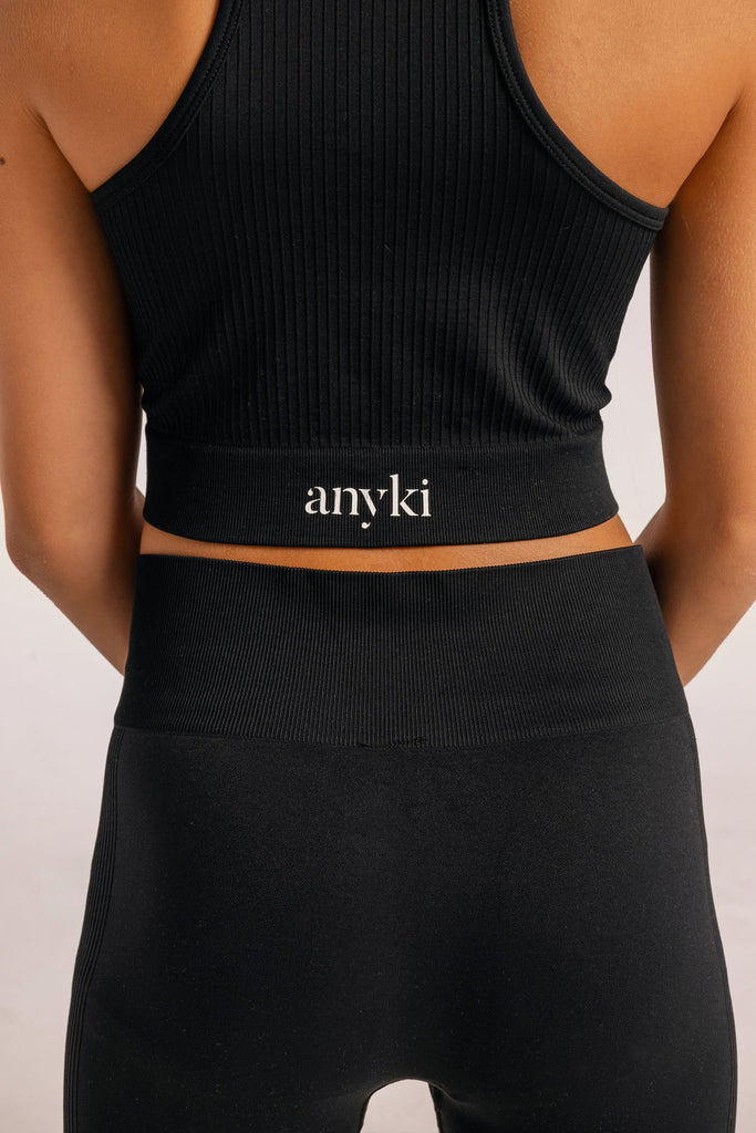 Black seamless top with ribbed details. Available in size 6-14 years old. Designed in Sweden and made of sustainable materials. Perfect for gymnastics or other sports. Mix with black leggnings.