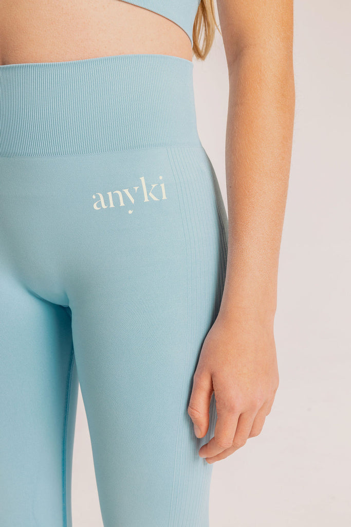 Blue seamless tights with ribbed details. Available in size 6-14 years old. Designed in Sweden and made of sustainable materials. Perfect for gymnastics or other sports. 