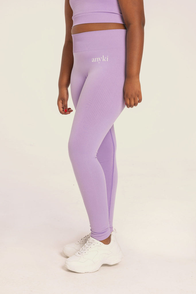 Purple seamless leggings with ribbed details for girls with high waist. Available in size 6-14 years old. Designed in Sweden and made of sustainable materials. 