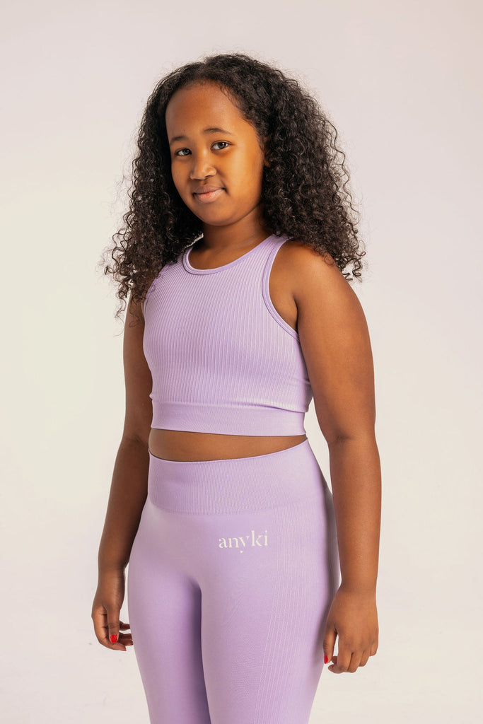 Purple seamless top with ribbed details. Available in size 6-14 years old. Designed in Sweden and made of sustainable materials. Perfect for dancing or other sports. 