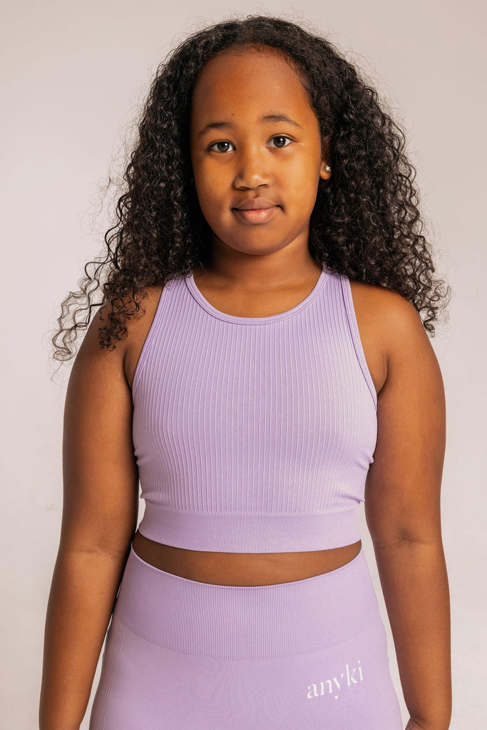 Purple seamless top with ribbed details. Available in size 6-14 years old. Designed in Sweden and made of sustainable materials. Perfect for gymnastics or other sports. 