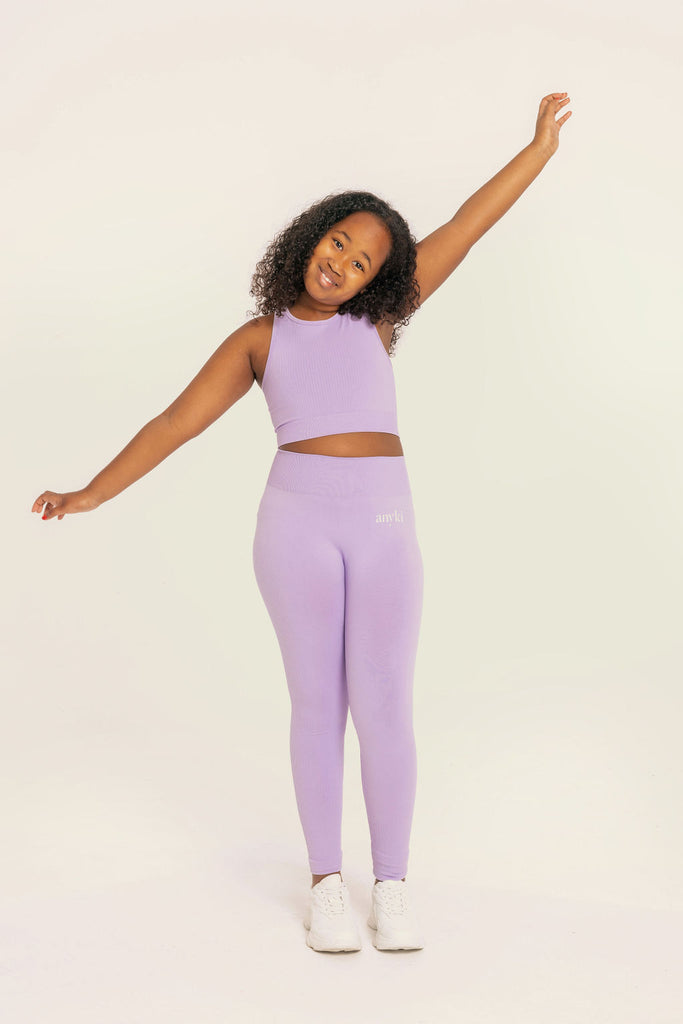 Purple seamless set (top and tights) with ribbed details. Available in size 6-14 years old. Designed in Sweden and made of sustainable materials. Perfect for gymnastics or other sports. 
