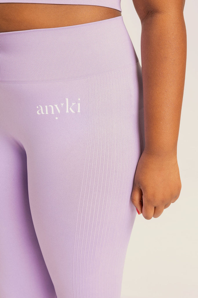 Purple seamless leggings with ribbed details for girls with high waist. Available in size 6-14 years old. Designed in Sweden and made of sustainable materials. White logo.